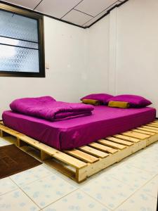 Winter House Chiang Rai tesisinde bir odada yatak veya yataklar