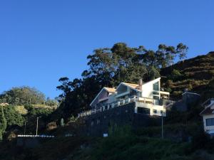 ポルト・モニスにあるParadise Ocean View by AnaLodgesの丘の脇の家