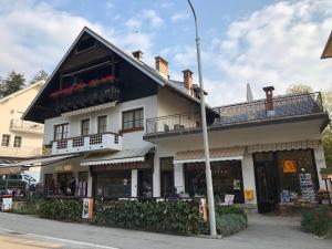 a building on the corner of a street at Studio Kolman in Bled