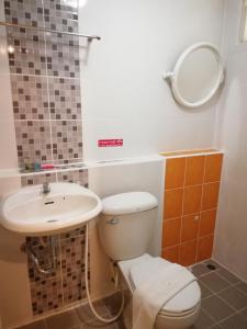 Kylpyhuone majoituspaikassa Rinradee Place