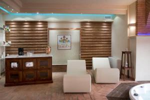 A seating area at AgriResort Spa Glamping Poggio Di Montedoro