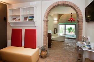 A television and/or entertainment centre at AgriResort Spa Glamping Poggio Di Montedoro