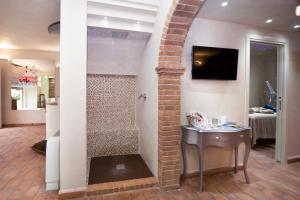 A bathroom at AgriResort Spa Glamping Poggio Di Montedoro