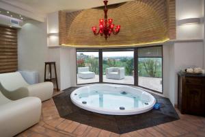 un ampio bagno con una grande vasca in una stanza di AgriResort Spa Glamping Poggio Di Montedoro a Montefiascone