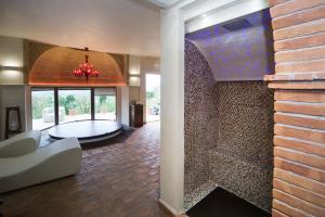 A television and/or entertainment centre at AgriResort Spa Glamping Poggio Di Montedoro