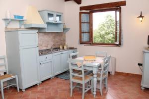 A kitchen or kitchenette at AgriResort Spa Glamping Poggio Di Montedoro