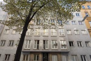 ウィーンにあるCOZY and quiet flat - 12 min to centerの白窓と木のある建物