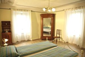 A bed or beds in a room at Villa Perla del Lago