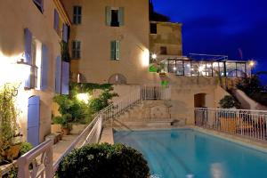 a swimming pool in front of a building at night at Maison Bérard Hôtel - Restaurant - Spa in La Cadière-dʼAzur