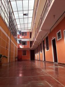 een lege kamer met oranje muren en een plafond bij Hostal "La Roca" Uyuni in Uyuni