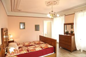 A bed or beds in a room at Villa Perla del Lago