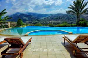 una piscina en una villa con vistas a las montañas en ELITE Amazing Villa, by Coral Sun Villas, en Polis Chrysochous