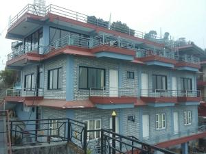ポカラにあるHimalayan crown lodgeのバルコニー付きの建物
