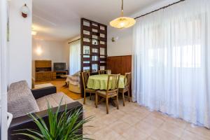 a living room with a table and a couch at Villa Vinkuran in Vinkuran
