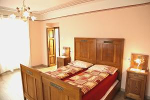 A bed or beds in a room at Villa Perla del Lago