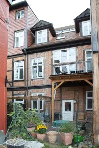 ein Backsteingebäude mit einem Balkon und einem Garten in der Unterkunft Schwerin City Apartment in Schwerin