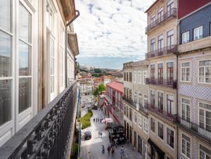 ポルトにあるFAISAMA • Porto Apartmentsの建物から見える街並み