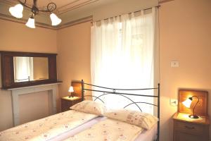 A bed or beds in a room at Villa Perla del Lago