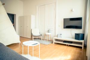 TV a/nebo společenská místnost v ubytování Schwerin City Apartment