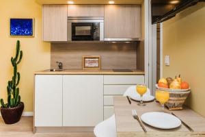 una cocina con una mesa con vasos de zumo de naranja en Brand new and cozy Alfama Experience, en Lisboa