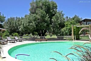 una gran piscina con bancos en un parque en Complejo Nailut en San Marcos Sierras