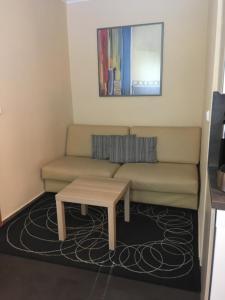 Una sala de estar con un sofá y una mesa de café. en Apartment Draco, en Harrachov