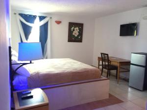 Un pat sau paturi într-o cameră la Levimar Guest House