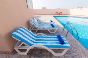בריכת השחייה שנמצאת ב-Fortune Plaza Hotel, Dubai Airport או באזור