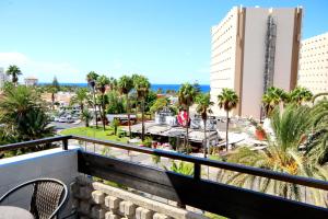 Modern sea view apartment near Playa Las Américas beachにあるバルコニーまたはテラス