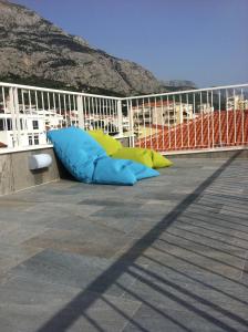 dos almohadas sentadas en el techo de un edificio en Apartments House Filipović, en Makarska