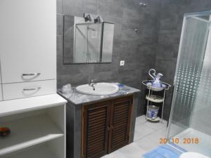 a bathroom with a sink and a shower at Sinos Rio Tinto in Campainha +82 photos