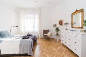 Foto dalla galleria di Klauzal apartment w/3 bedrooms, french balcony a Budapest
