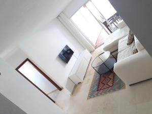 vistas panorámicas a una sala de estar con muebles blancos en urbanización puerto paraiso en Estepona