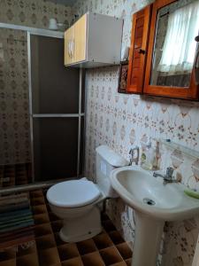a bathroom with a toilet and a sink at Apartamento Cabo Frio in Cabo Frio