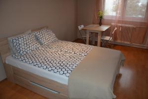 ブダペストにあるPötyi Flatのベッドルーム1室(ベッド1台、テーブル、窓付)