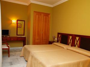 Un pat sau paturi într-o cameră la Hotel Las Casas del Duque