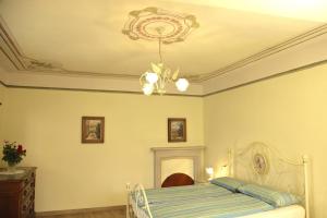 A bed or beds in a room at Villa Perla del Lago