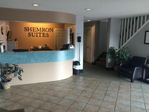 Ο χώρος του λόμπι ή της ρεσεψιόν στο Shemron Suites Hotel
