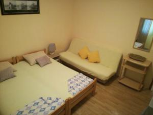 蒂瓦特的住宿－Romana 1，一间小房间,配有两张床和一张沙发