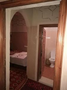 A bathroom at Riad Berbère Boutaghrar