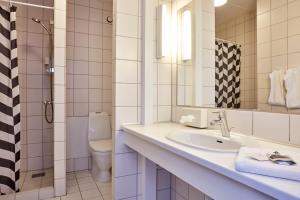 Koupelna v ubytování Skaga Hotel