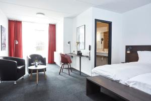 Una cama o camas en una habitación de Skaga Hotel 31 fotos más