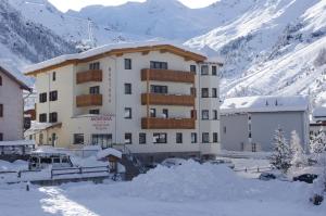 Nespecifikovaný výhled na hory nebo výhled na hory při pohledu z hotelu