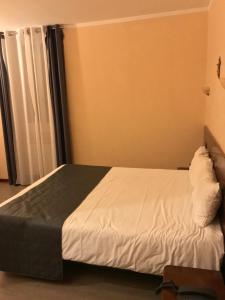 Voodi või voodid majutusasutuse Hôtel Vesuvio toas