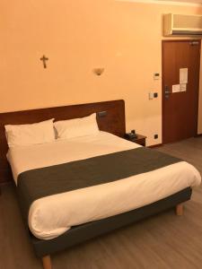 Säng eller sängar i ett rum på Hôtel Vesuvio