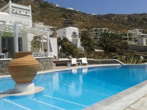 A piscina localizada em Olia Hotel ou nos arredores