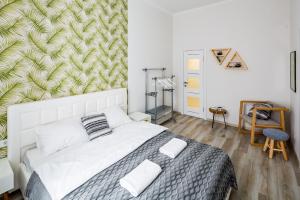 リヴィウにあるOld Town Cosy Apartmentの緑豊かな壁のベッドルーム1室