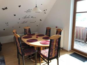 mesa de comedor con sillas, mesa, mesa y mesa en Ferienwohnung Aretsried 2, en Fischach
