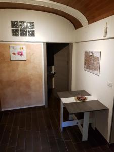 Habitación con mesa y puerta en Le Antiche Mura, en Sassari
