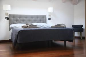 um quarto com uma cama com toalhas em Mansarda Ivy em Finale Ligure